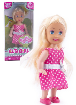mała urocza lalka dla dziewczynki
