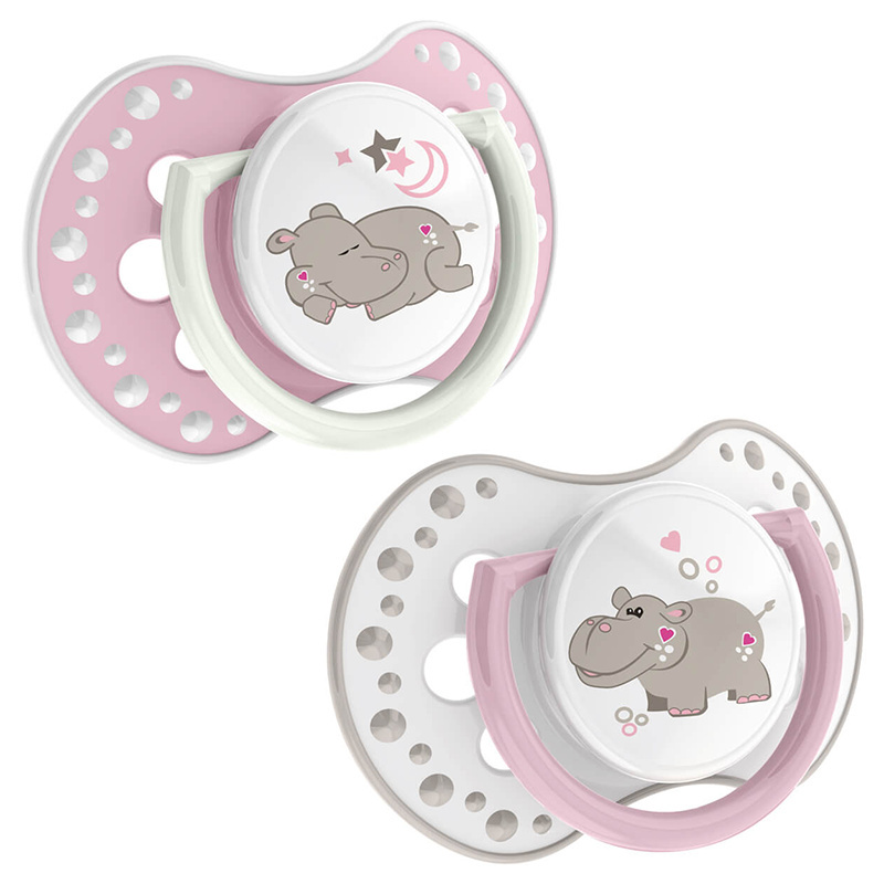 Smoczek uspokajający dla dziecka LOVI 6-18 m+ Night&Day Girl Hippo 2 szt. świecący w ciemności Smoczek uspokajający dla dziecka LOVI 6-18 m+ Night&Day Girl Hippo 2 szt. świecący w ciemności