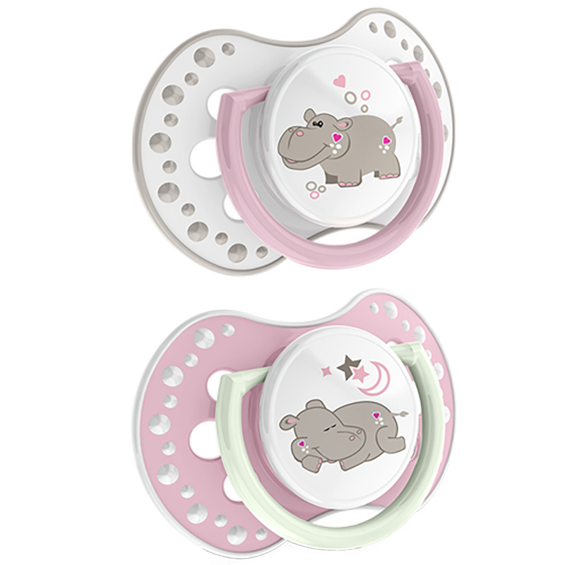 Smoczek uspokajający dla dziecka LOVI 6-18 m+ Night&Day Girl Hippo 2 szt. świecący w ciemności Smoczek uspokajający dla dziecka LOVI 6-18 m+ Night&Day Girl Hippo 2 szt. świecący w ciemności